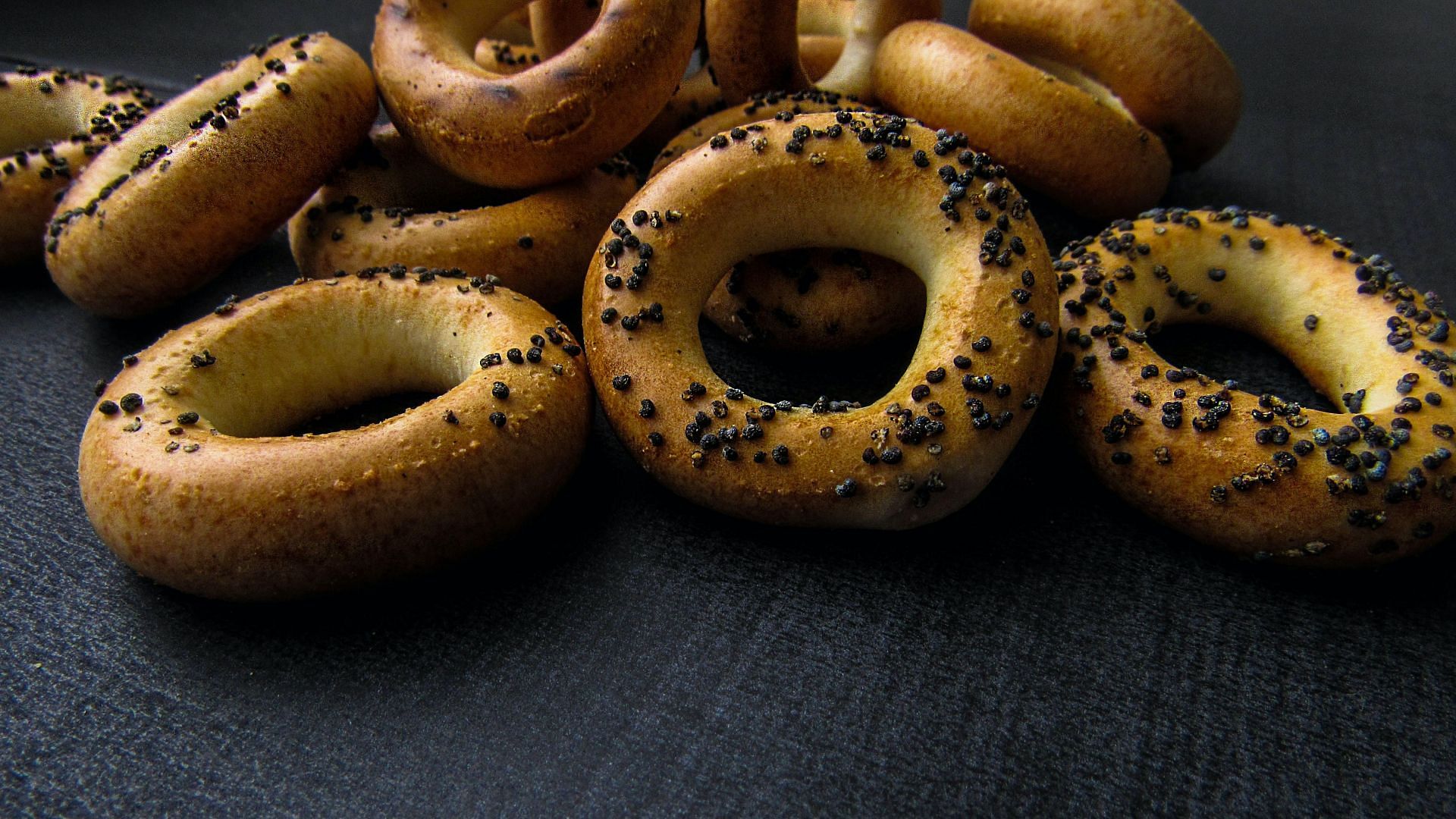 Poppy seeds can improve female fertility. (Image via Pexels/ Sergey Meshkov)